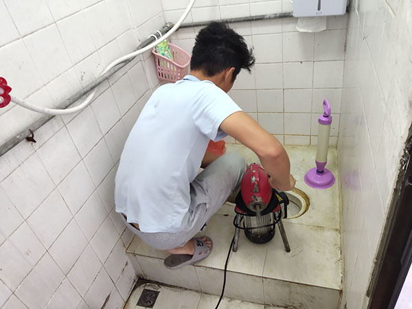 大埔管道堵塞冒臭气 专业师傅现场解决问题